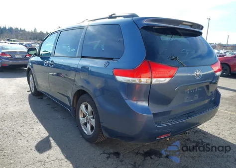 2013 Toyota Sienna Le V6 8 Passenger z USA, uszkodzony, nr VIN 5TDKK3DC7DS404652